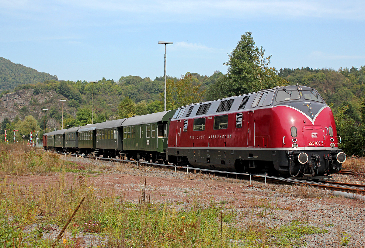 V200 033 / 220 033-5 der MEH steht mit ihrem Zug abgestellt am Bf. Kreuzberg (Ahr) am 28.09.2013