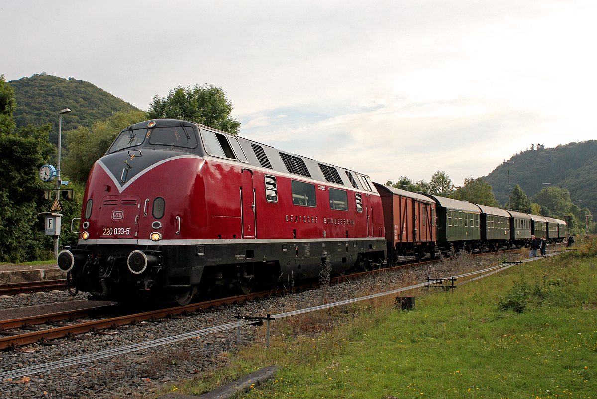 V200 033 / 220 033-5 steht abfahrbereit nach erfolgtem umsetzen am Bf. Kreuzberg (Ahr) am 28.09.2013