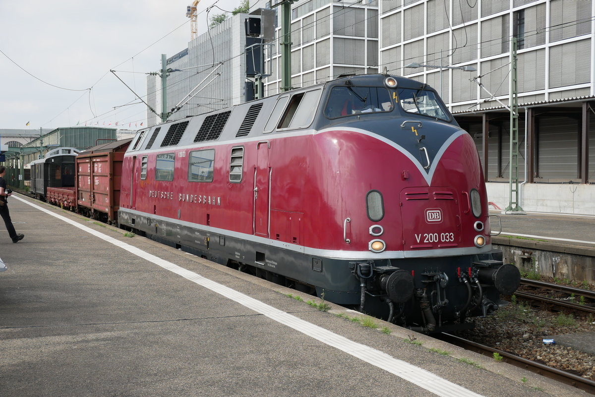 V200 033 am 10.6.18 in Stuttgart Hbf.