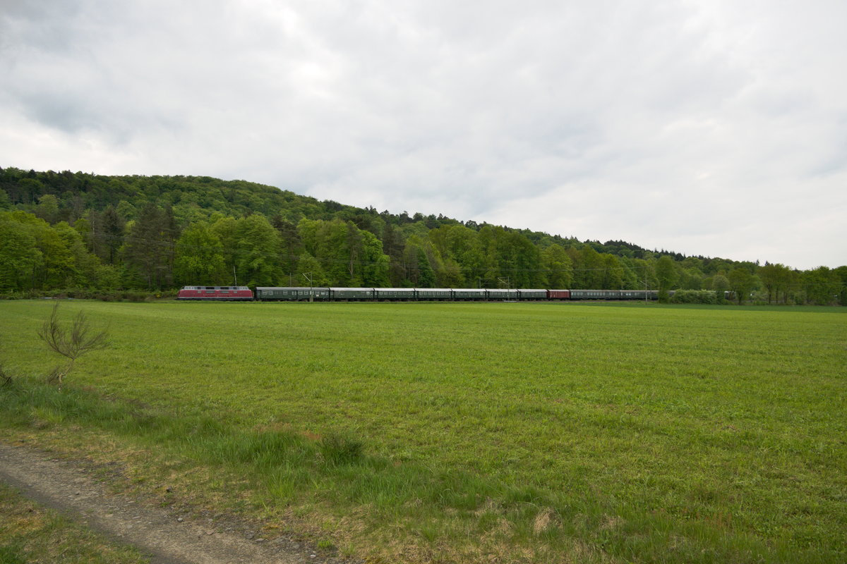 V200 033 auf Rückfahrt vom Dampfspektakel 2018 rund um Trier am 2.5.18 bei Kirkel.