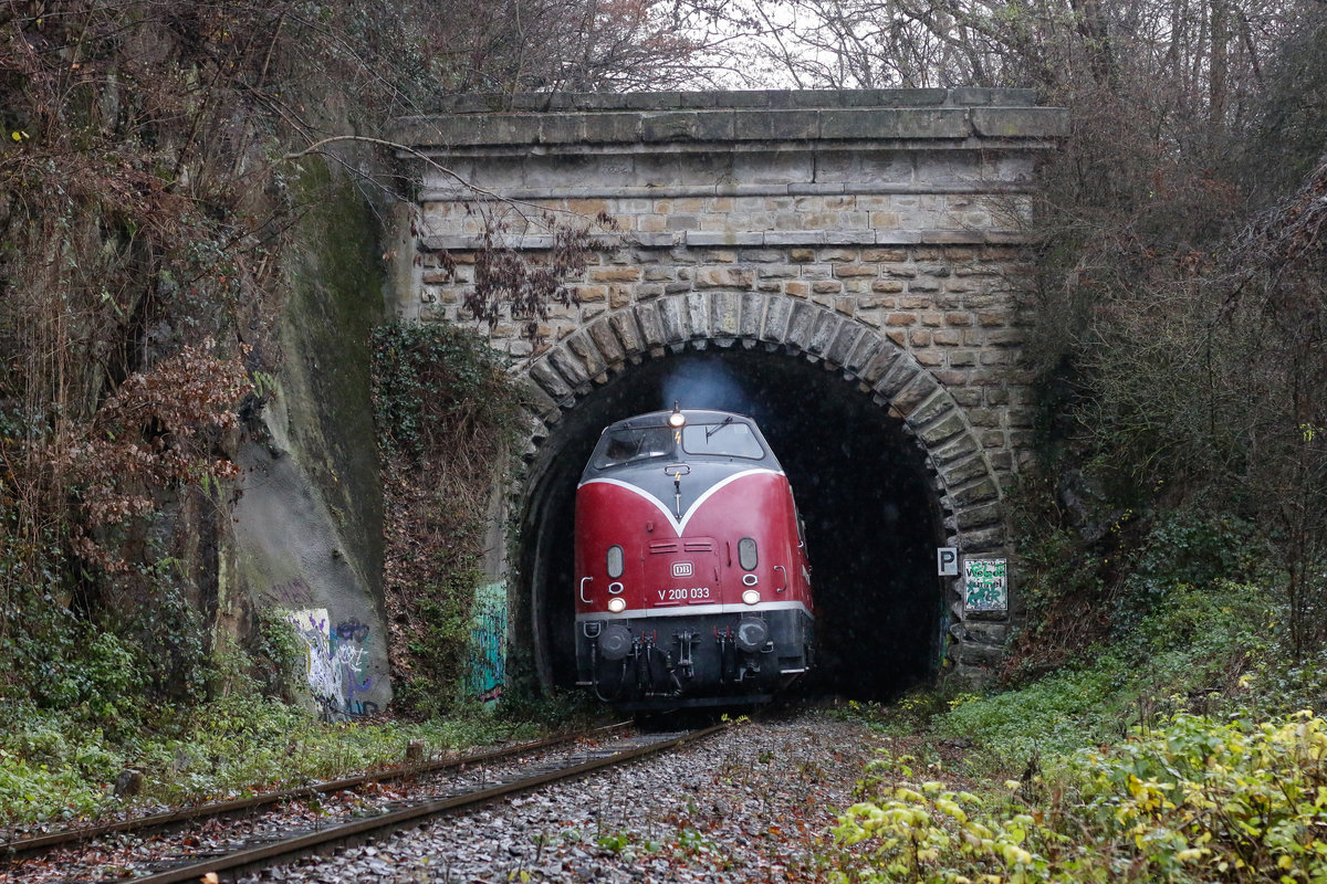 V200 033 auf der Ruhrtalbahn am Welper Tunnel, Dezember 2018.
