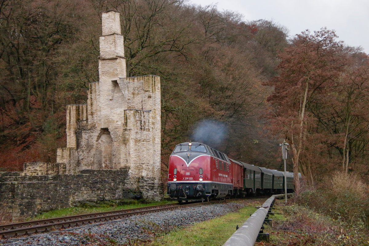 V200 033 auf der Ruhrtalbahn an der Ruine Hardenstein, Dezember 2018.