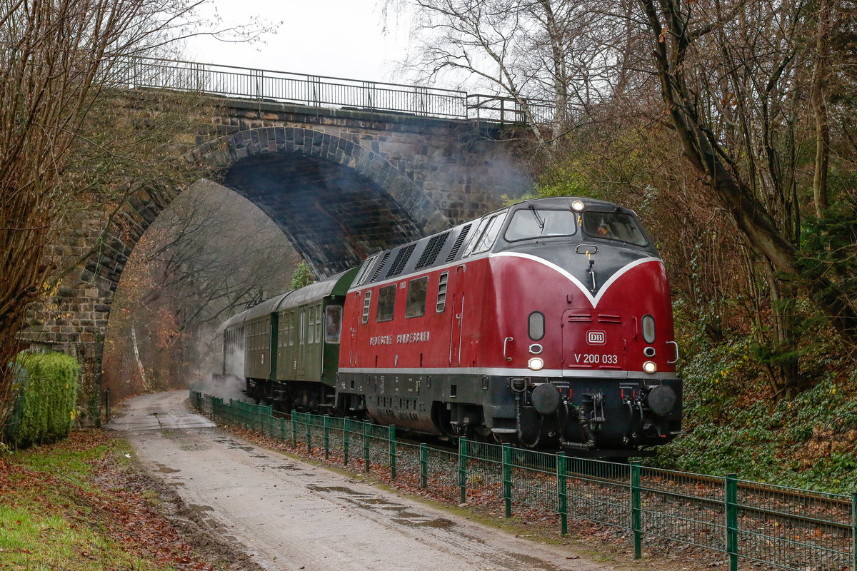 V200 033 auf der Ruhrtalbahn an Witten Viadukt in Witten Bommern, Dezember 2018.