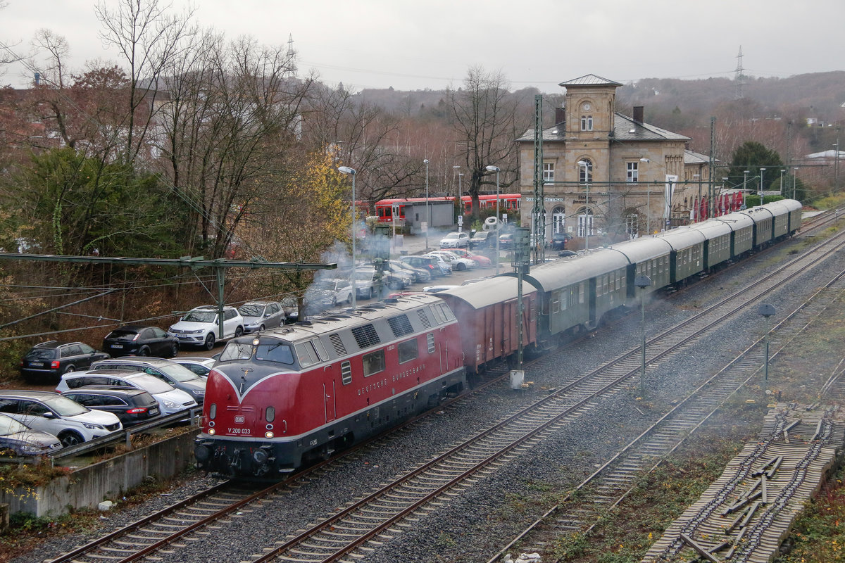 V200 033 auf der Ruhrtalbahn in Hattingen an der Ruhr, Dezember 2018.