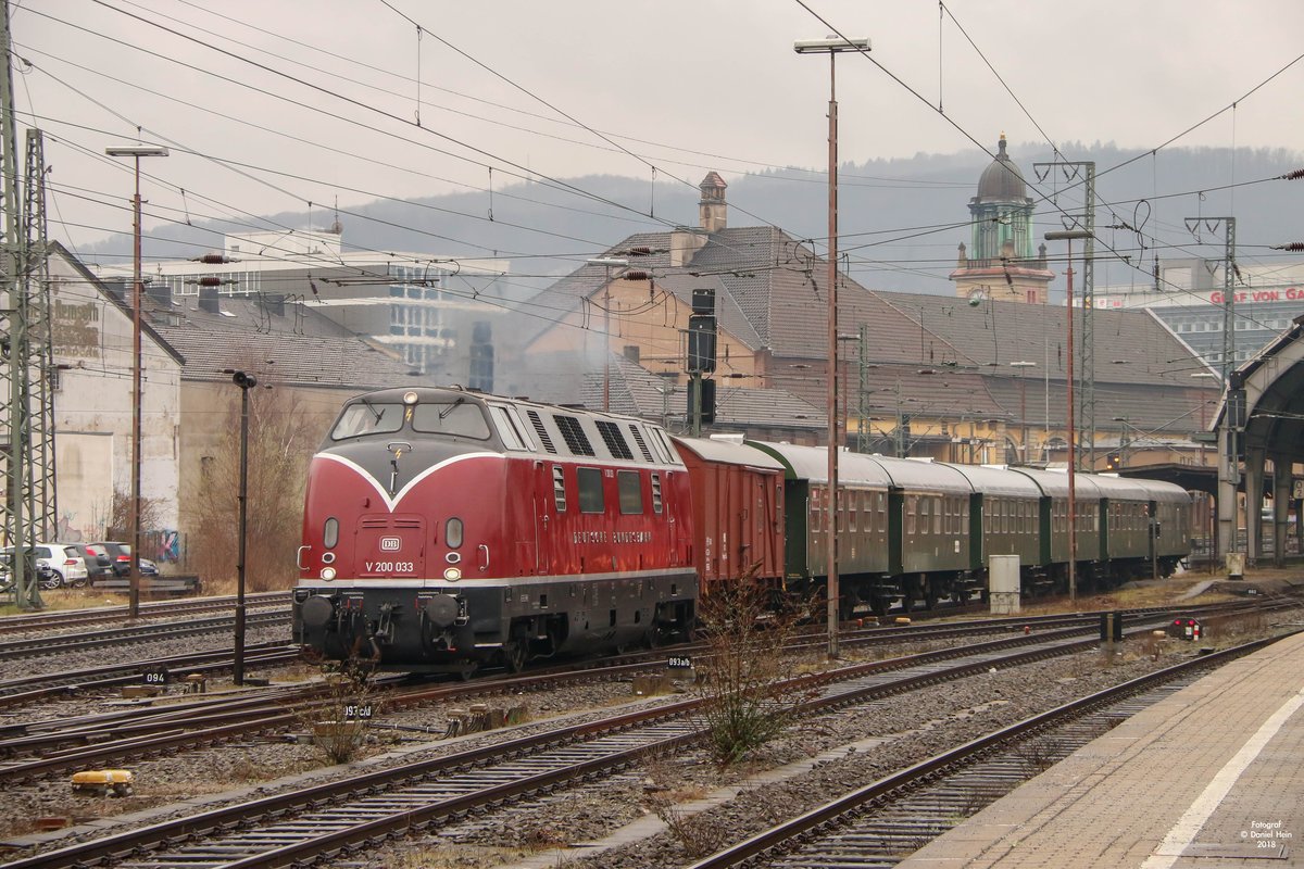 V200 033 bei der Ausfahrt in Hagen Hbf, am 01.04.2018.