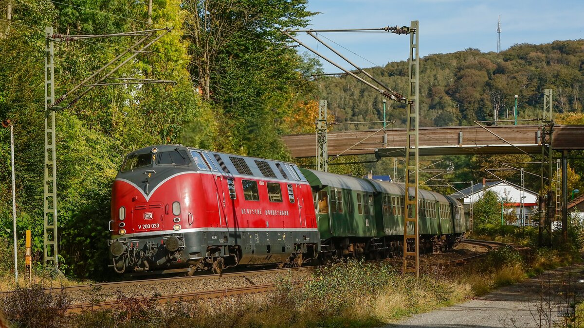 V200 033 DB mit Sonderzug in Ennepetal, Oktober 2024.