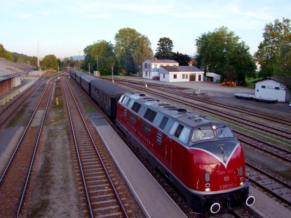 V200 033 durchfährt mit dem SBB-Sonderzug  Nostalgie Rhein Express  den Bahnhof Ried im Innkreis; 100922