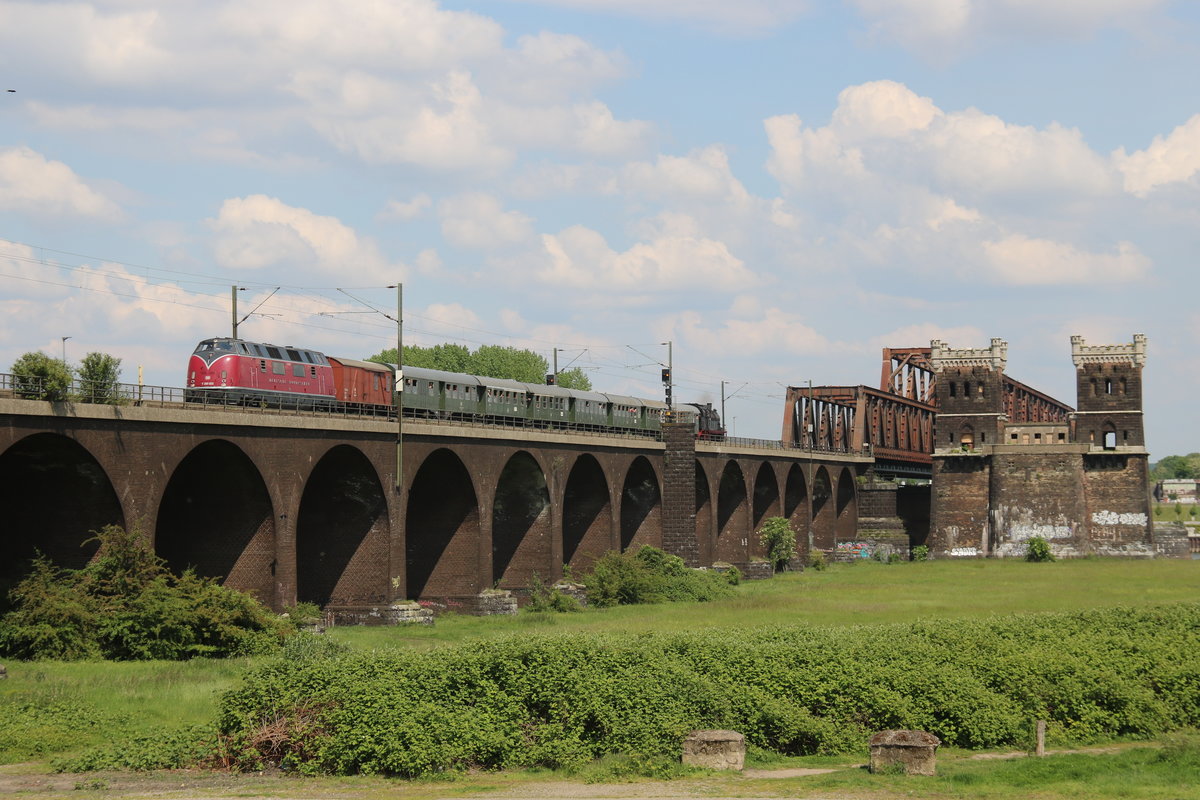 V200 033 mit einem Sonderzug auf dem Weg aus dem Angertal bei Ratingen auf der Rheinbrücke bei Duisburg-Rheinhausen am 18.5.19. Die Fahrt führte den Montanexpess noch bis Rheinberg wo es auf das Netz der NIAG ging.