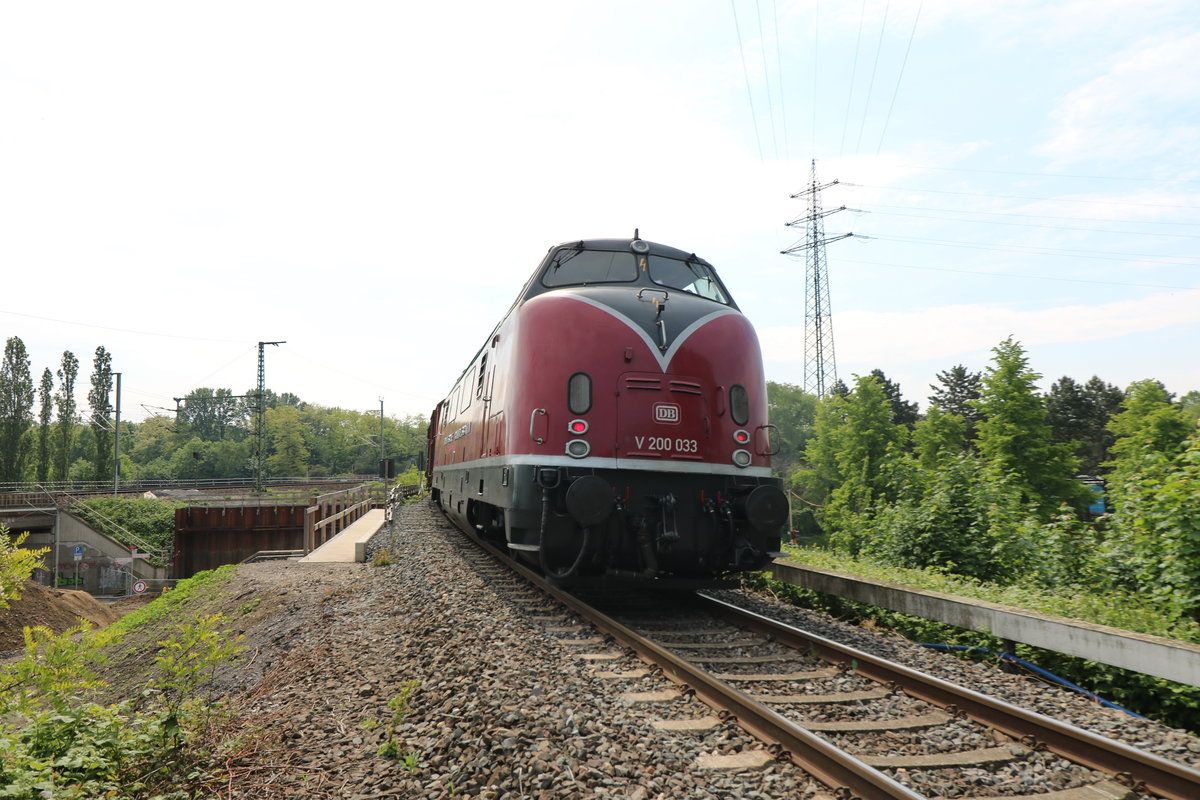 V200 033 schiebend auf dem Weg von Spellen am Niederrhein ins Angertal. 78 468 übernahm auf dem Weg ins Angertal die Traktion. Die Aufnahme entstand am 18.5.19 in der Nähe des Oberhausener Stadions