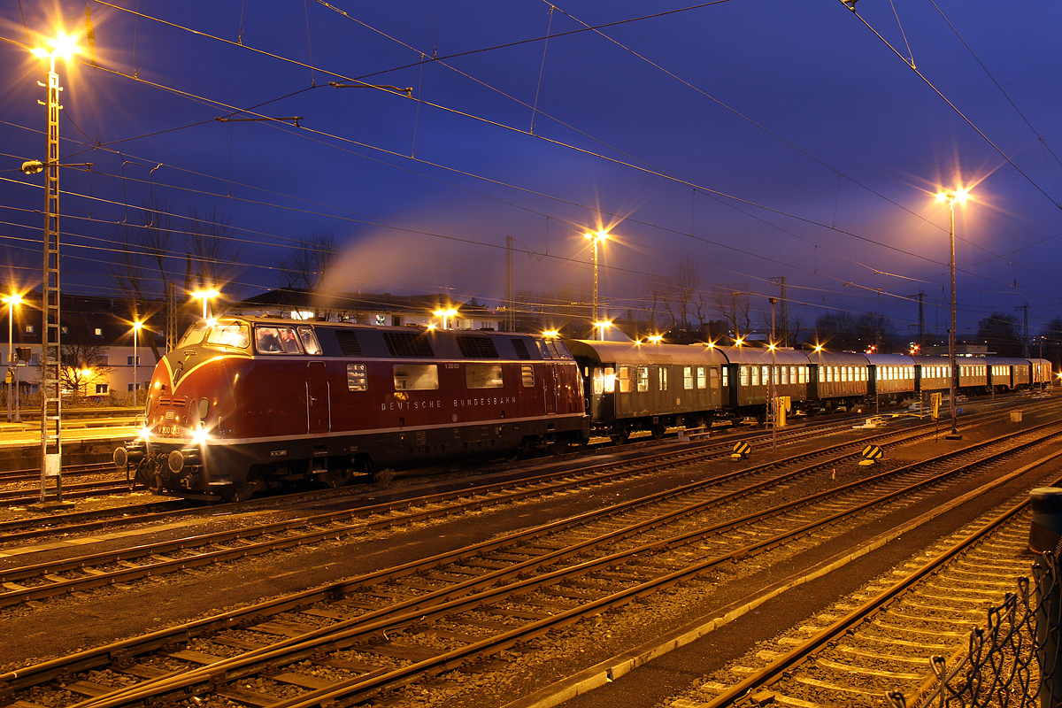 V200 033 wartet zur blauen Stunde mit ihrem Leerpark in Remagen auf Ausfahrt, um die Fahrgäste in Bonn Hbf aufzunehmen, aufgenommen am 16.12.2017 