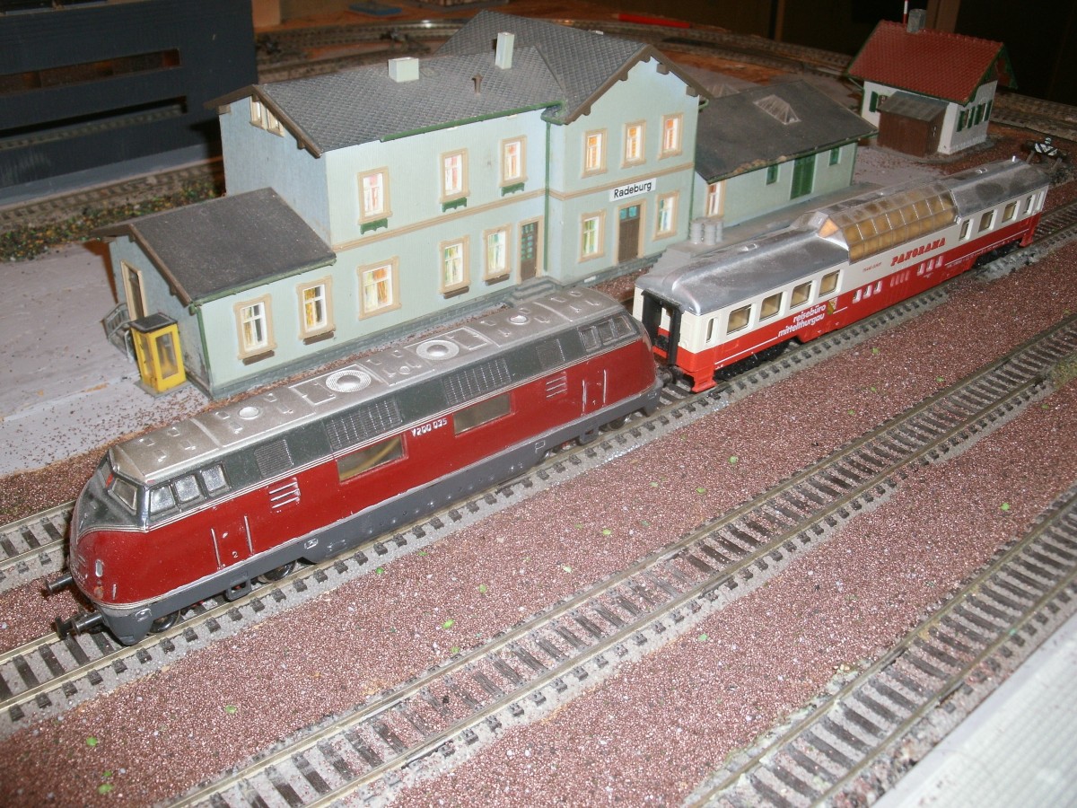 V200 035 mit einem Sonderzug auf einem Abstellgleis auf meiner H0-Anlage.