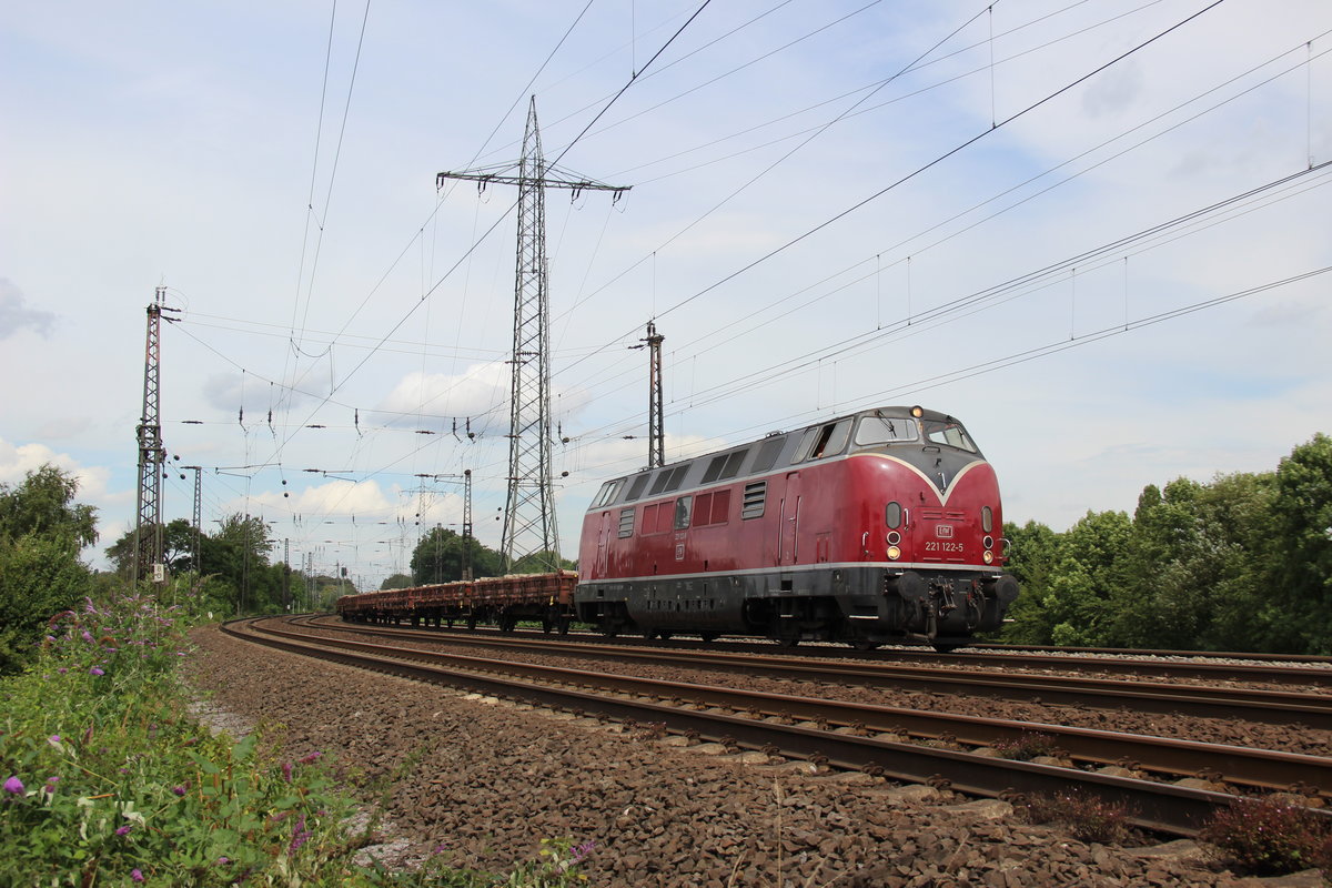 V200 122 mit Bauzug auf dem Weg in Richung Süden am 31.7.17 in Duisburg