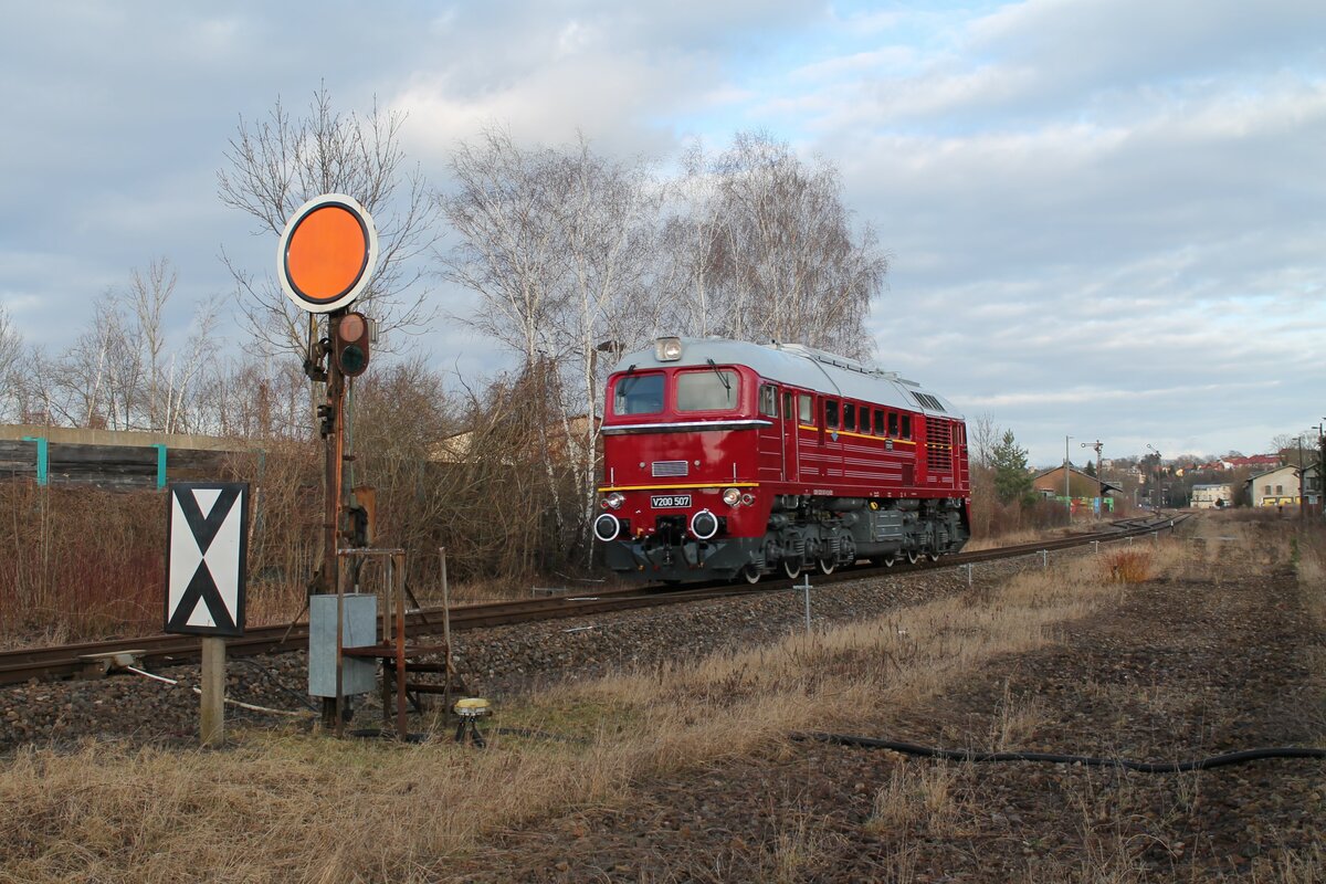 V200 507 (92 80 5220 507-9 D-EBS) vom Erfurter Bahnservice am 25.2.2022 Lz bei der Durchfahrt durch Pößneck oberer Bahnhof in Richtung Saalfeld/Saale