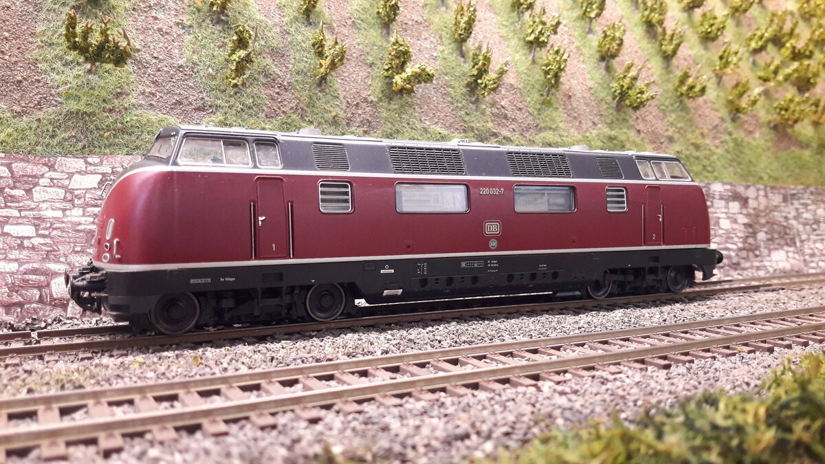 V200, ab 1953 die erste große Neuentwicklung der DB nach dem Kriege in Sachen Dieselloks.
5 Vorserienloks, zu erkennen an den fehlenden Lüftereinlässen über den Frontlampen.
Serienmaschen ab 1956, mit den großen Seitenfenstern. Ab Nummer 056 änderte sich der Schriftzug von   Deutsche Bundesbahn in den DB Keks. Ab 1962 , kam die V200.1 ( heutige 221, zu erkennen an den geänderten Seitenfront, eine flachere Front und einem anderen Dachaufbau (musste aus Grund der neuen Motoren sein).  Hier nun das Modell der ersten Serienloks diesmal mit DB Keks,  220 032-7  Modell Roco 72861  DC digital
