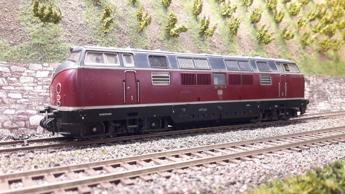 V200, ab 1953 die erste große Neuentwicklung der DB nach dem Kriege in Sachen Dieselloks.
5 Vorserienloks, zu erkennen an den fehlenden Lüftereinlässen über den Frontlampen.
Serienmaschen ab 1956, mit den großen Seitenfenstern. Ab Nummer 056 änderte sich der Schriftzug von   Deutsche Bundesbahn in den DB Keks. Ab 1962 , kam die V200.1 ( heutige 221, zu erkennen an den geänderten Seitenfront, eine flachere Front und einem anderen Dachaufbau (musste aus Grund der neuen Motoren sein).  Hier nun das Modell der Neukonstruktion BR 221 Flache Front, kpl. andere Seitenfront  221 131-6  Modell Fleischmann 4235 nachdigitalisiert