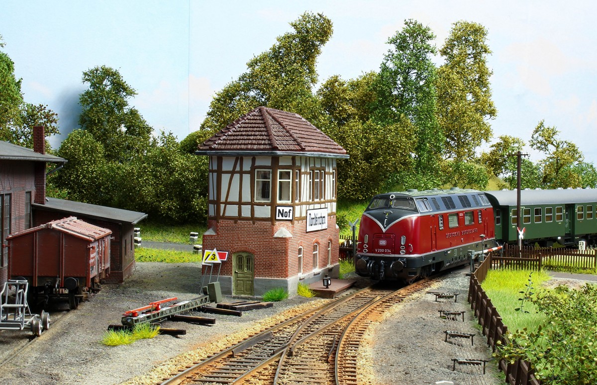 V200 in der Bahnhofseinfahrt meiner Anlage. Es ist eigentlich eine Anlage in den späten 20er Jahren, aber diese Lok gefällt mir zu gut. Aufnahmedatum 13.01.2015