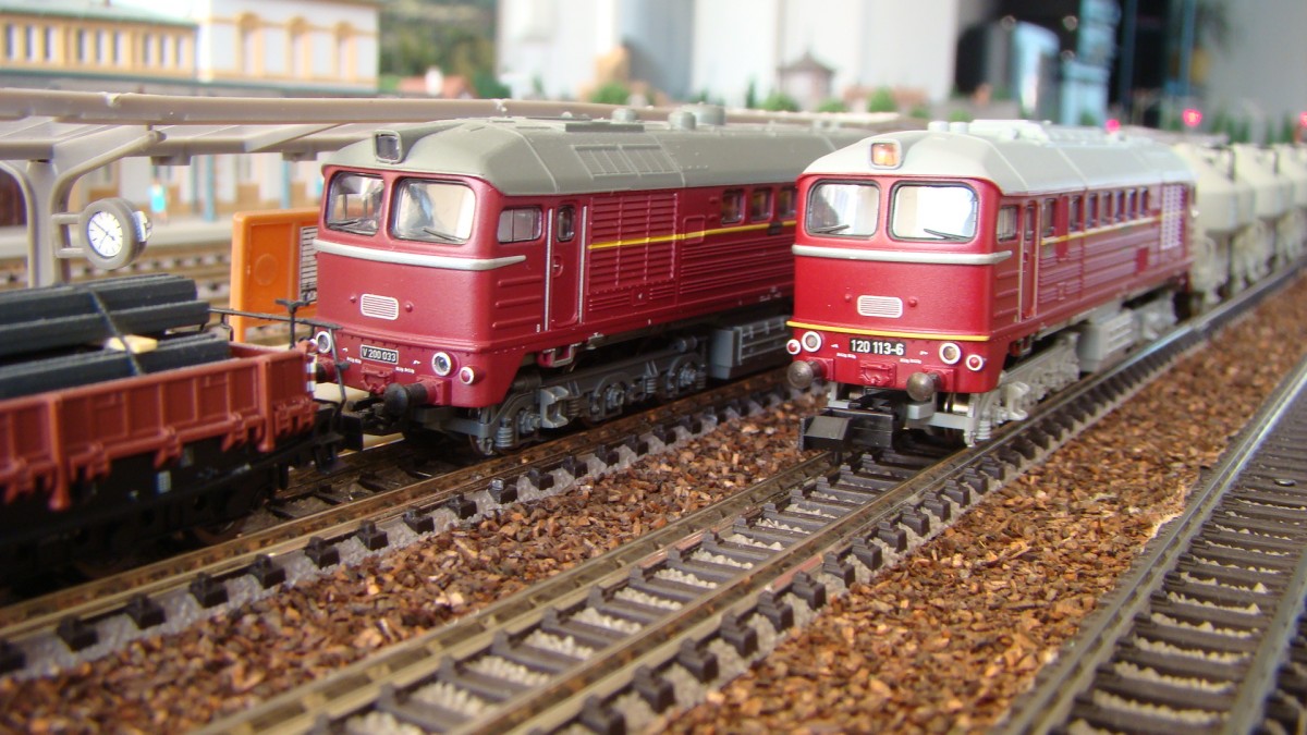 V200 und BR 120 von Minitrix, Taigatrommel in Epoche III und IV.