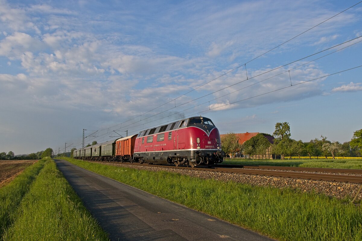V200/220 033-5 der Museumseisenbahn Hamm mit dem Wirtschaftswunderzug auf dem Weg nach Norderney in Mersch (13.05.2023) 