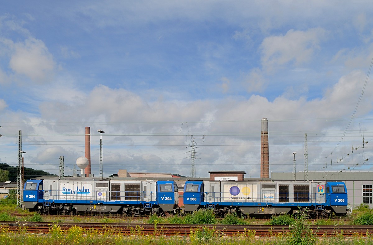 V204 (272 409) und V206 (272 410)beides Vossloh G 2000 BB, der Rurtalbahn warten auf weiterfahrt am 6.7.2014 in Herzogenrath, im Hintergrung Sekuritglas Fabrik.