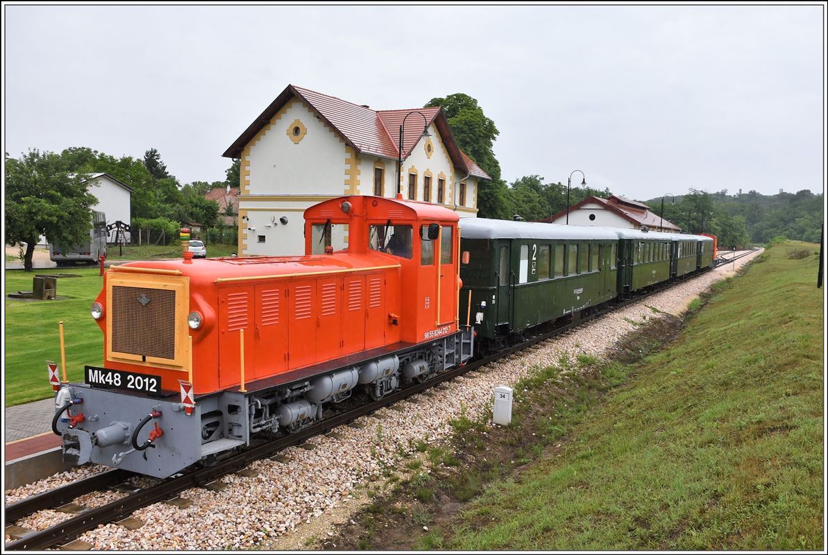 Vál-völgyi Kisvasút in Felcsút. Mk48 2012 und 2016 fahren die Züge auf der 6km langen 760mm Schmalspurbahn im Sandwichsystem. (08.06.2018)