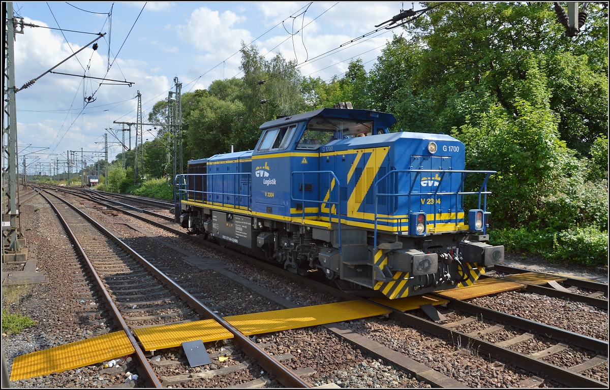 V2334 mit ganzer Nummer 277 404-0 der EVB-Logistik in Hamburg Harburg. Juli 2015.