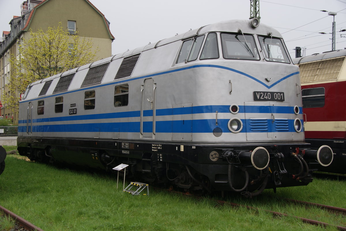 V240 001 am 15.04.16 im Bw Dresden Altstadt beim Dampfloktreffen. Dieses Foto hat ein Freund von mir gemacht und ich darf es veröffentlichen.