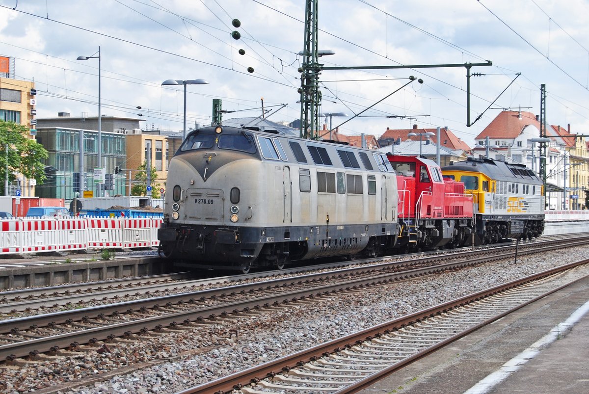 V270.09 mit 261 313-1 und V300.18 am 16. August 2017 im Bahnhof Esslingen.
