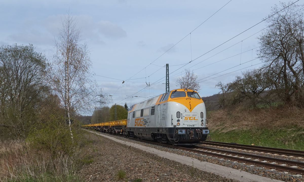 V270.09 der Schienen-Güter-Logistik GmbH zog am 24.4.2021 bei Speele einen Güterzug durch das Fuldatal in Richtung Kassel.