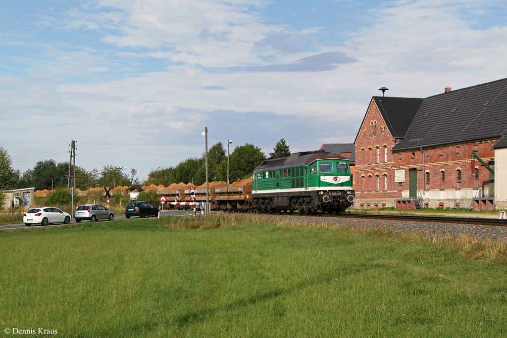 V300 002 mit einem beladenen Zug am 12.08.2013 in Hartha.