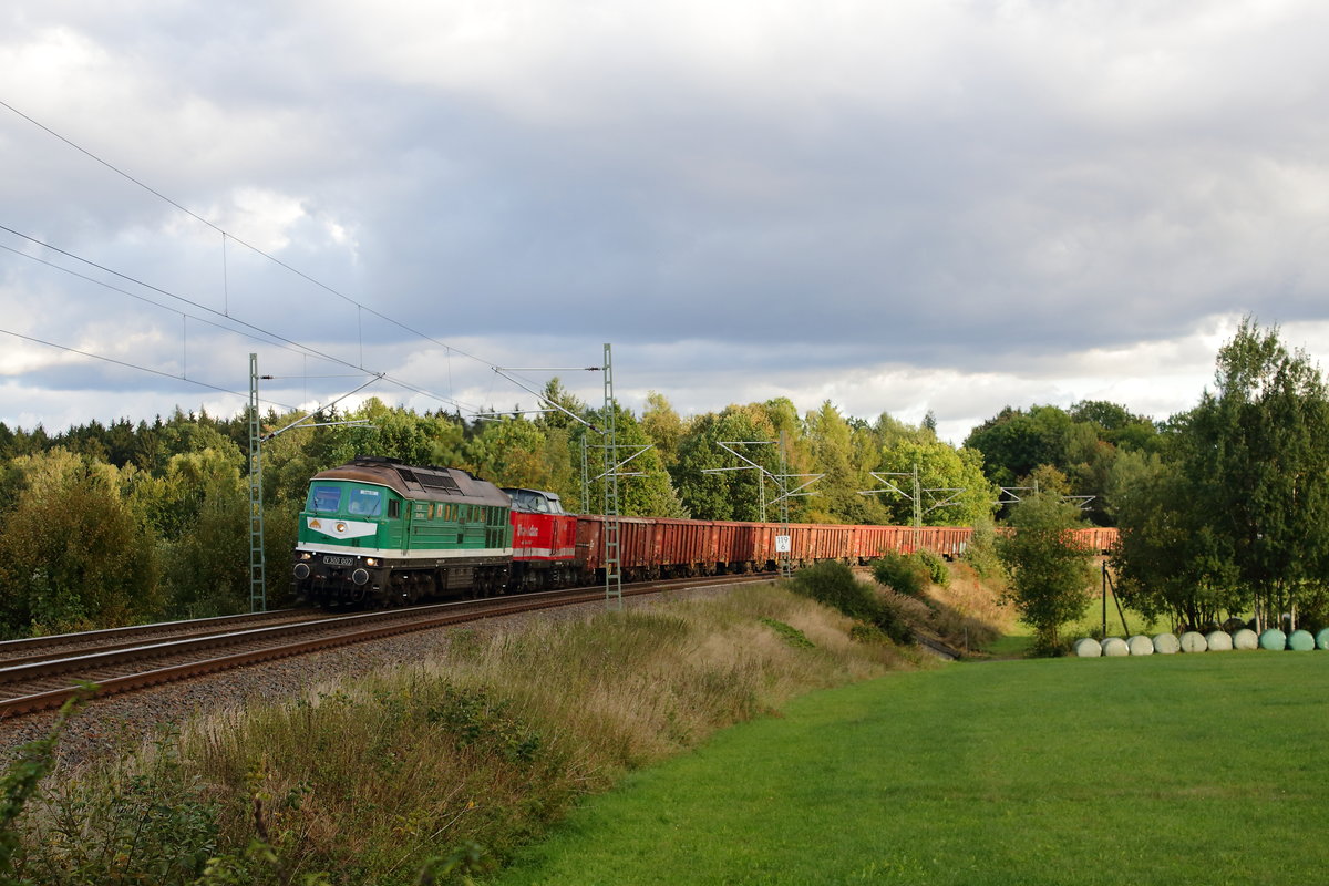 V300 002 und V100 UWE Adam mit leerem Sandzug von Schmirchau nach Augsburg, Aufgenommen bei Oberjößnitz am 4.10.2016 
