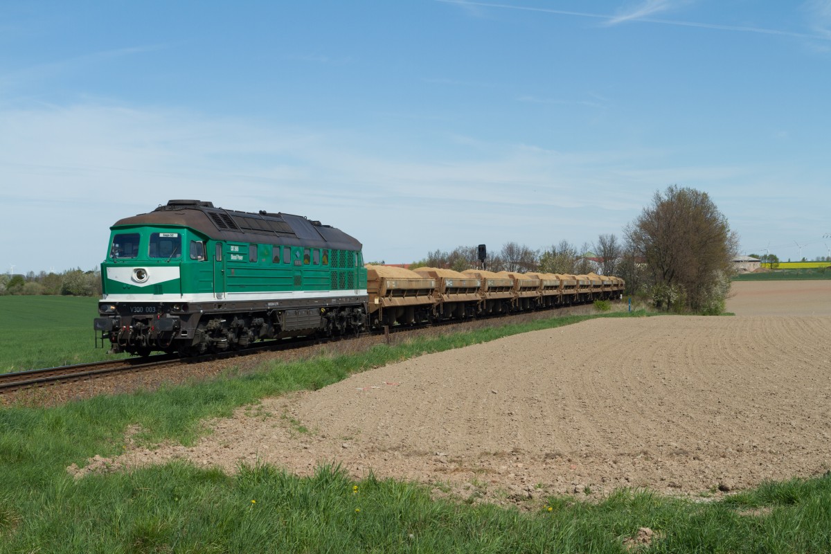 V300 003 mit ein Sandvollzug von Kayna nach Seligstädt passiert Bahnübergang Disco bei Großenstein am 17 April 2014.