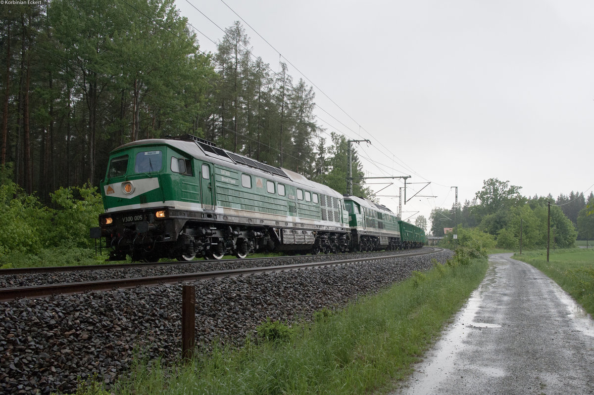 V300 005 und 232 429 von den Starkenberger Baustoffwerken mit einem Sandzug bei Kornbach Richtung Hof, 15.05.2018