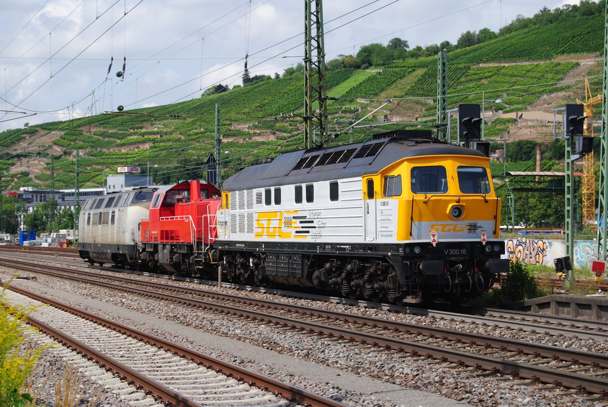 V300.18 mit 261 313-1 und V270.09 am 16. August 2017 im Bahnhof Esslingen.