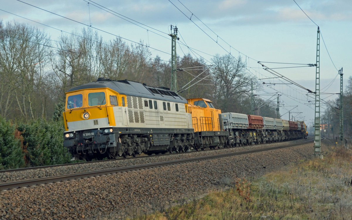 V300.18(232 446) der SGL beförderte am 09.12.14 neben einigen Schüttgutwagen und 203 161 noch eine Linsinger-Stopfmaschine der Porr Austria Rail durch Burgkemnitz Richtung Bitterfeld.