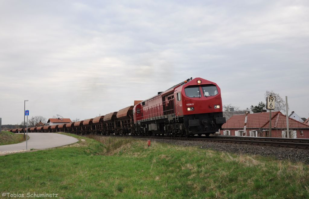 V330.5 (92 80 1250 008-0 D-HVLE) mit Kieszug am 19.04.2013 bei der Ausfahrt in Vilseck