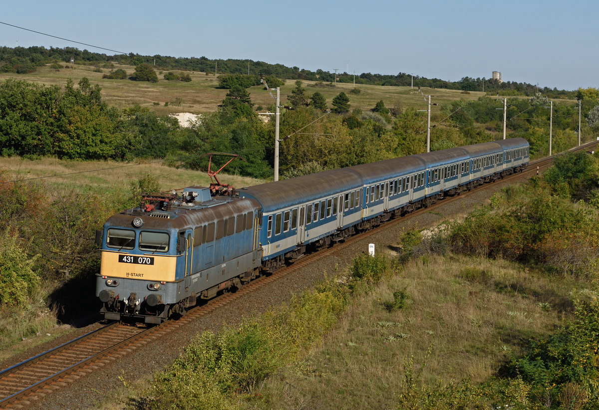 V43 431 070 war am 18. September 2019 dem D 996 von Budapest-Déli nach Veszprem unterwegs, und wurde von mir bei Petfürdö fotografiert.