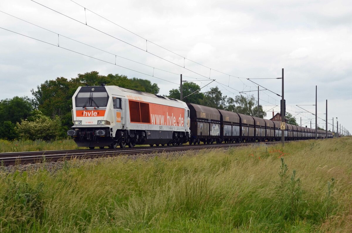 V490.3 (264 008) der hvle rollte mit einem Kalkzug am 13.06.21 durch Braschwitz Richtung Halle(S).