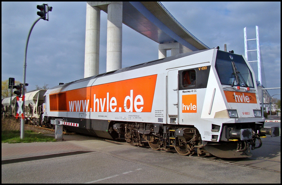 V490.3 -hvle- am Bü Stralsund Werftstraße. (Zufahrt zum Südhafen) 18.07.14