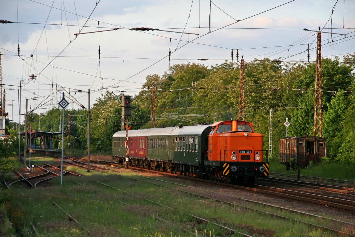 V60 001 brachte am Abend des 22.05.15 den DLr 20854 von Peitz Ost ber Cottbus nach Dresden-Altstadt und durchfuhr so auch den Bahnhof Drebkau in Richtung Senftenberg.

Viele Gre an diese Stelle an das Lokpersonal!