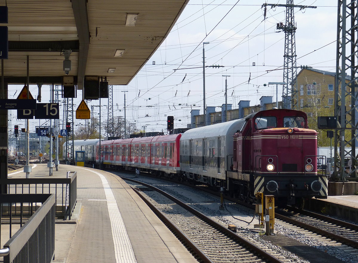 V60 11011 schiebt vom Bahnsteig aus den ET 423 084 Richtung Depot. Nürnberg 14.04.2019