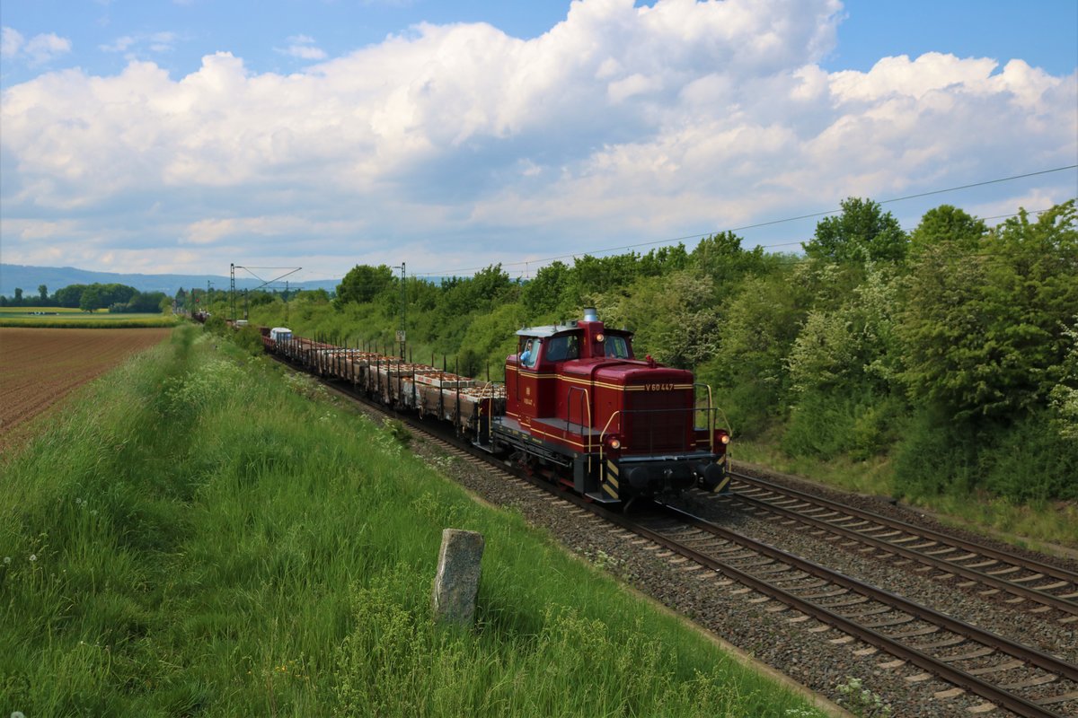 V60 447-3 mit einen Flachwagenzug am 10.05.20 bei Nieder Mörlen 