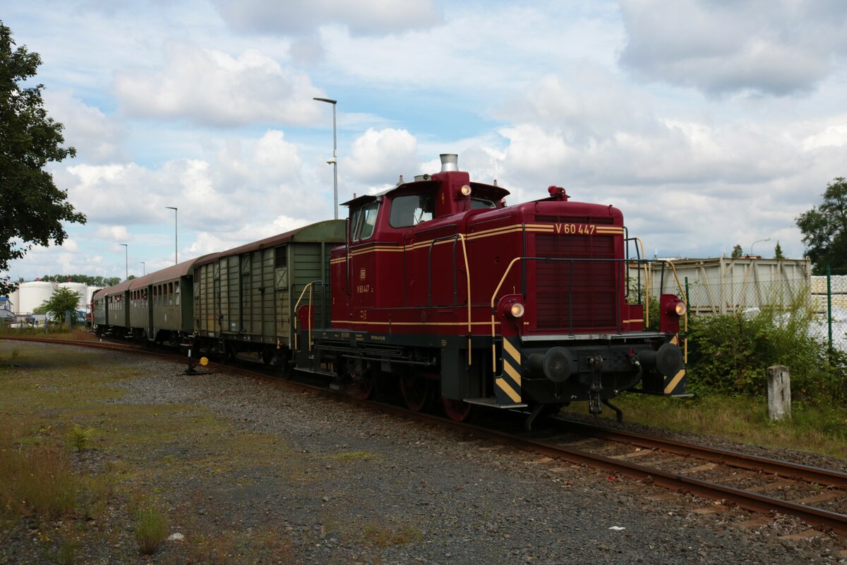 V60 447 mit Sonderzug am 01.08.21 im Hanauer Hafen von einen Gehweg aus fotografiert