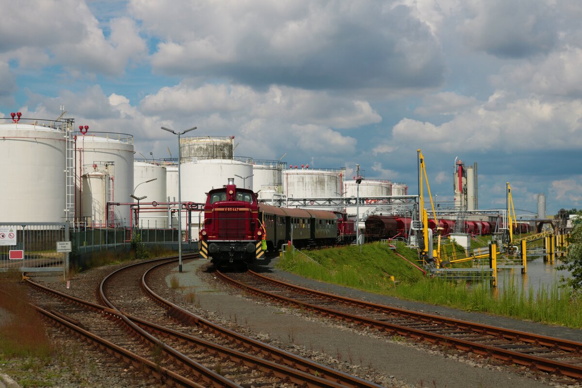 V60 447 mit Sonderzug am 01.08.21 im Hanauer Hafen von einen Gehweg aus fotografiert