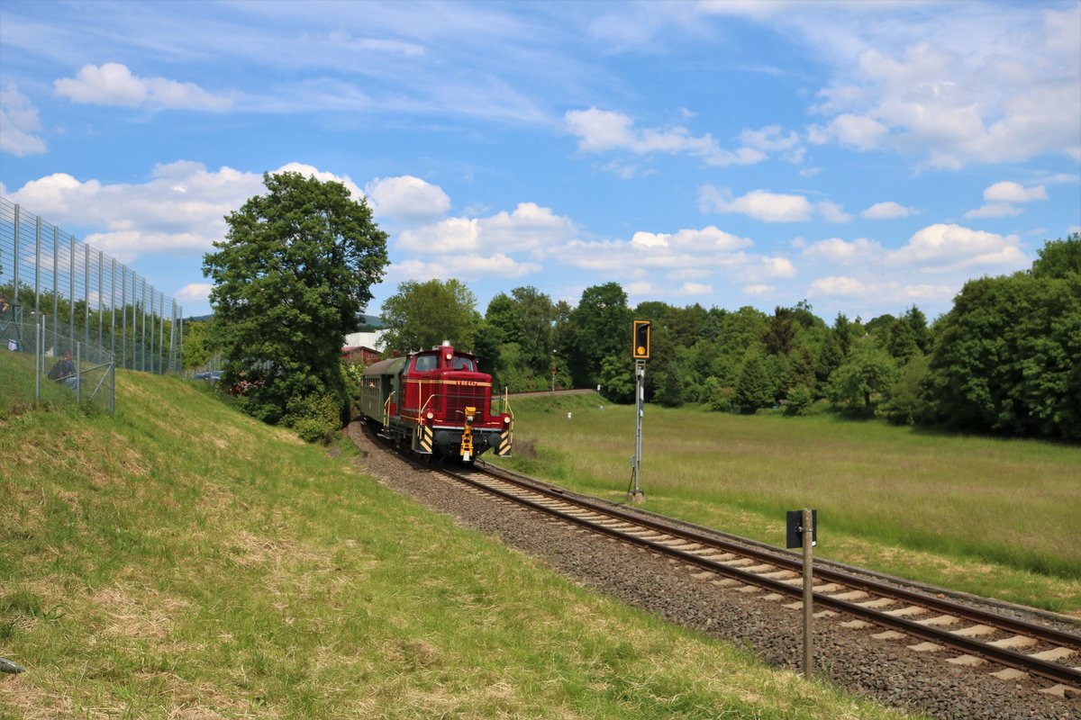 V60 447 mit Sonderzug und V36 406 am Ende am 21.05.18 bei Königstein Schneidhain