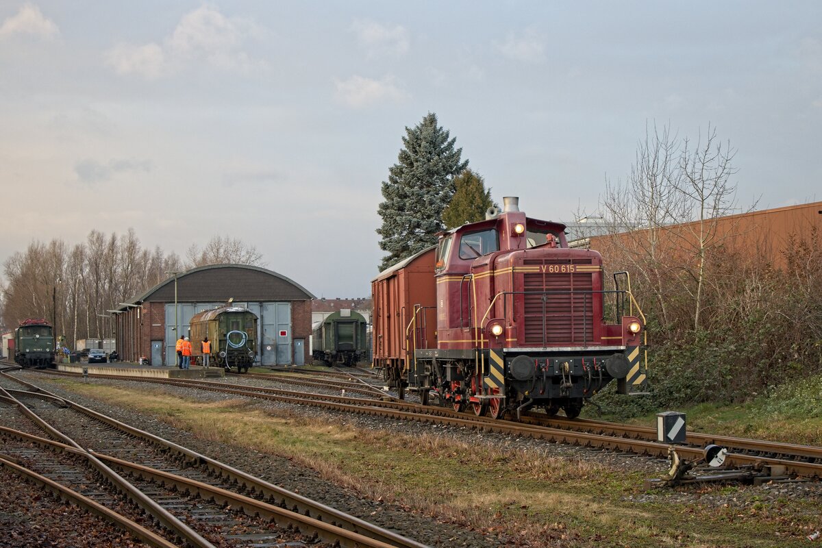 V60 615 rangiert mit einem Güterwagen, während im Hintergrund der soeben eingetroffene Reisezugwagen begutachtet wird (09.01.2022)