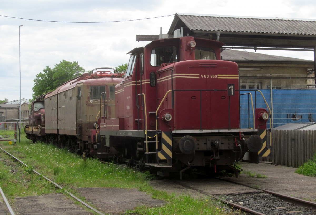 V60 860 steht am 11. Mai 2014 im Bahnpark Augsburg ausgestellt.