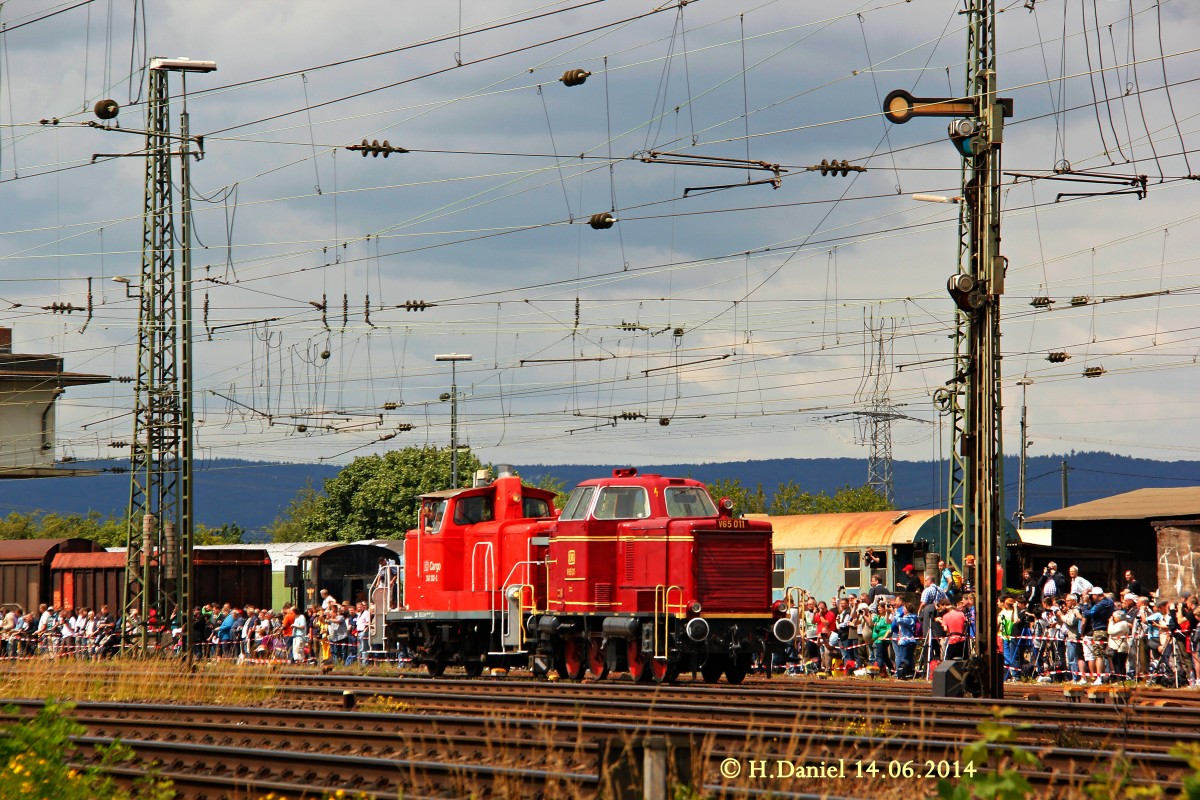 V65 011 und 360 303-2 bei der Lokparade am 14.06.2014 im DB Museum Koblenz Lützel.
Die V65 011 ist am 15.06.2014  58 Jahre  alt geworden. 
