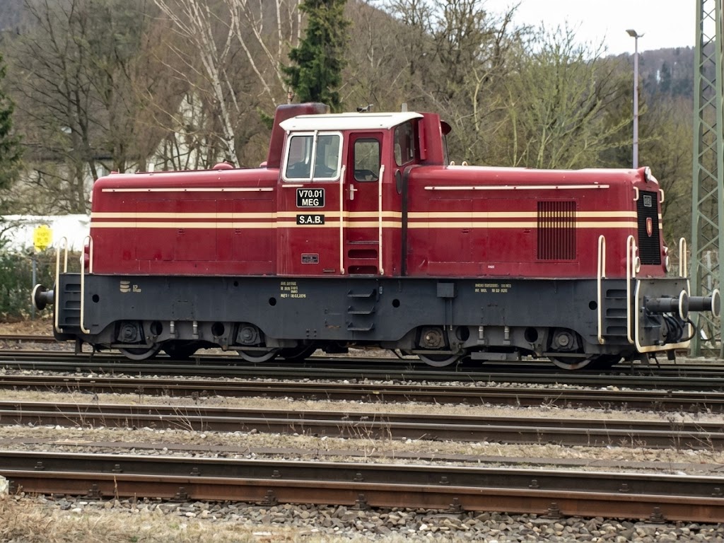 V70.01 der MEG (Mittelbadische Eisenbahngesellschaft), jetzt im Dienste dder Schw�bischenAlbBahn (SAB), hat einen Zug mit Stammholz nach Schelklingen gebracht, auf Gleis 4 abgestellt, und wartet nun auf Gleis 5 auf die R�ckfahrt nach M�nsingen.
21.04.2022