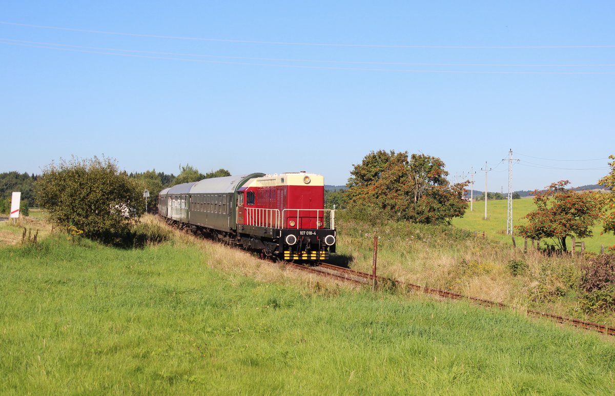 V75 018 fuhr am 27.08.16 von Schwarzenberg über Annaberg und Weipert nach Chomutov. Dort stand ein Besuch des Depots des Technischen Nationalmuseums Prag auf dem Programm. Hier der Zug in Křimov.