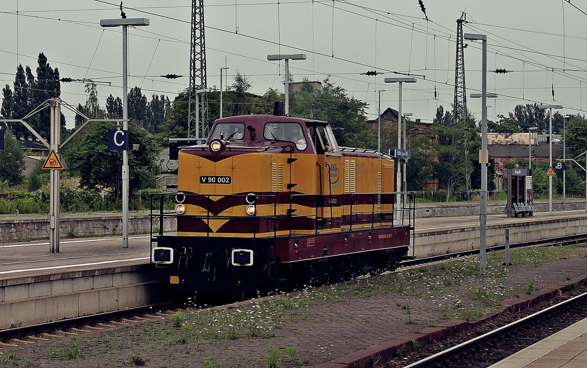 V90 002 (423 002-5) der Ascherslebener Verkehrsgesellschaft mbH durchfuhr am 09.08.2013 als Tfzf den Hauptbahnhof von Halle (Saale) gen Norden.